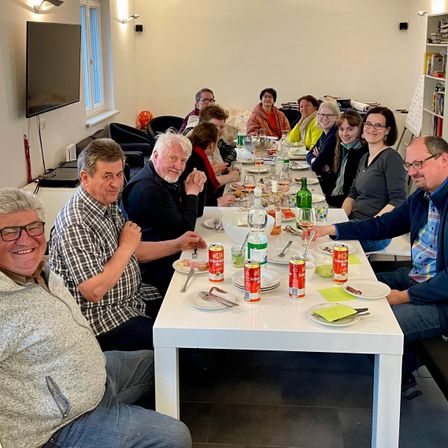 Bild enthält, People, Person, Adult, Female, Woman, Male, Man, Brunch, Table, Dining Room