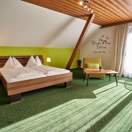 Bild enthält, Hotel, Floor, Flooring, Interior Design, Resort, Plant, Lamp, Wood, Bed, Home Decor