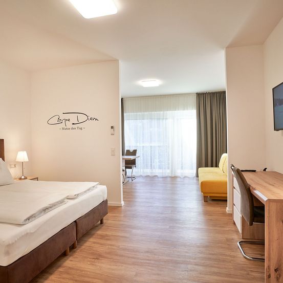 Bild enthält, Corner, Computer Hardware, Hardware, Monitor, Screen, Interior Design, Wood, TV, Lamp, Floor