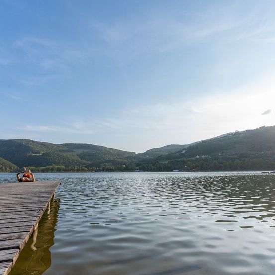 Bild enthält, Water, Waterfront, Nature, Outdoors, Scenery, Port, Landscape, Pier, Lake, Sky