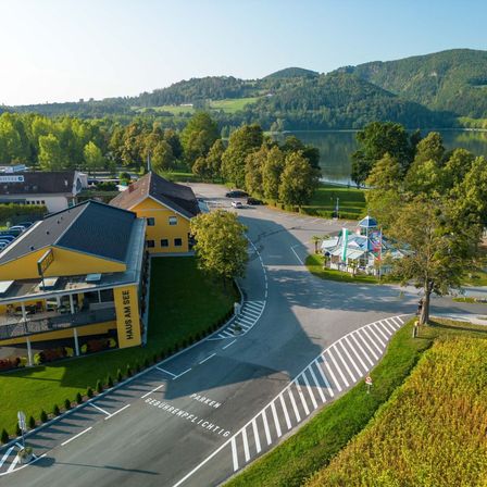 Bild enthält, Road, Outdoors, Architecture, Building, Aerial View, Car, Transportation, Vehicle, Person, Housing