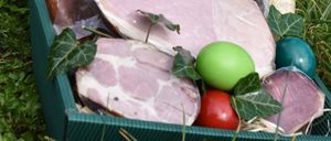 Bild enthält, Food, Meat, Pork, Bread, Mutton, Flower, Plant