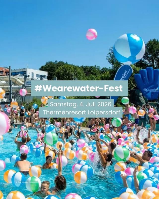 Eine große Gruppe von Menschen veranstaltet eine Wasserballon-Schlacht in einem Pool, mit bunten Luftballons in der Luft. Das Bild ist vom #Wearewater-Fest am 4. Juli 2026 im Thermenresort Loipersdorf.