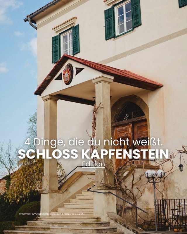 Ein historisches Gebäude mit rotem Dach und grünen Fensterläden. Es hat eine Veranda mit Säulen, eine Holztür und ein Schild, das '4 Dinge, die du nicht weißt. SCHLOSS KAPFESTEIN Edition' sagt.