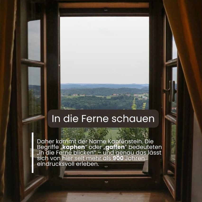 Blick aus einem Fenster auf eine Berglandschaft. Der Text 'In die Ferne schauen' ist angezeigt. Das Bild wurde seit über 900 Jahren betrachtet.