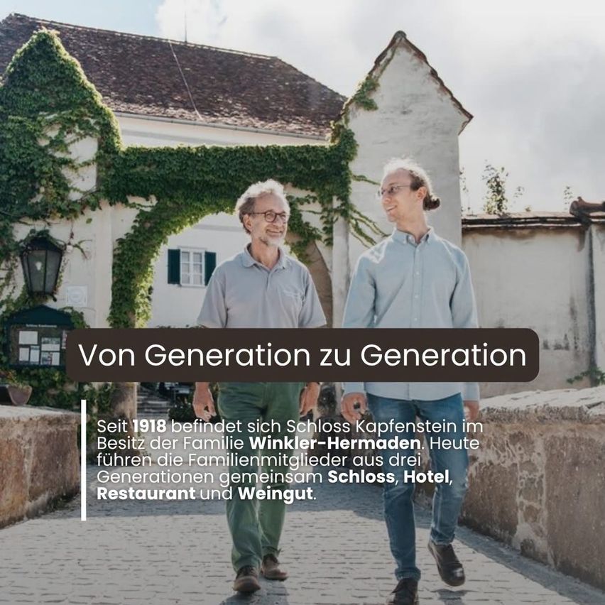 Zwei Männer stehen vor einem historischen Gebäude mit efeubewachsenen Mauern. Einer trägt eine Brille und ein graues Shirt, der andere ein blaues Shirt und Jeans. Der Text lautet 'Von Generation zu Generation'. Seit 1918 befindet sich Schloss Kapfenstein im Besitz der Familie Winkler-Hermaden.