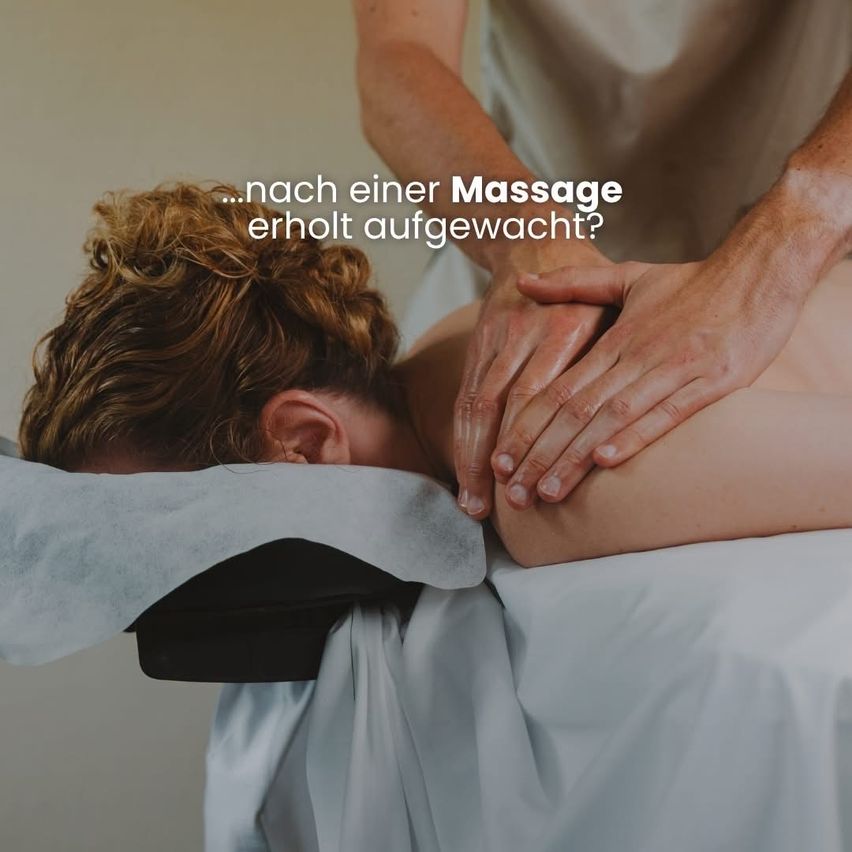 Eine Person, die auf einem Bett liegt, bekommt eine Massage. Der Text lautet: '...nach einer Massage erholt aufgewacht?' Der Therapeut massiert den Rücken der Person.