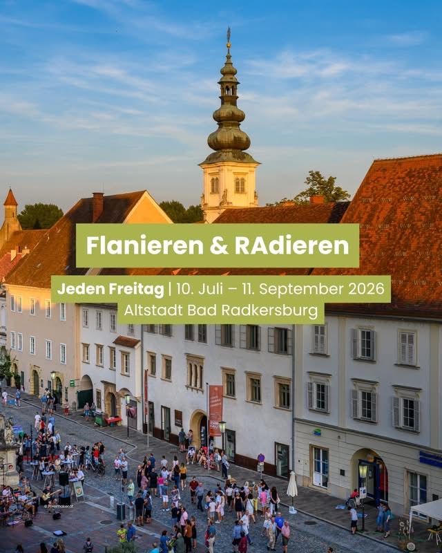 Überfüllte Straße in der Altstadt von Bad Radkersburg mit historischen Gebäuden und einem Kirchturm, die eine wöchentliche Veranstaltung vom 10. Juli bis 11. September 2026 bewirbt.
