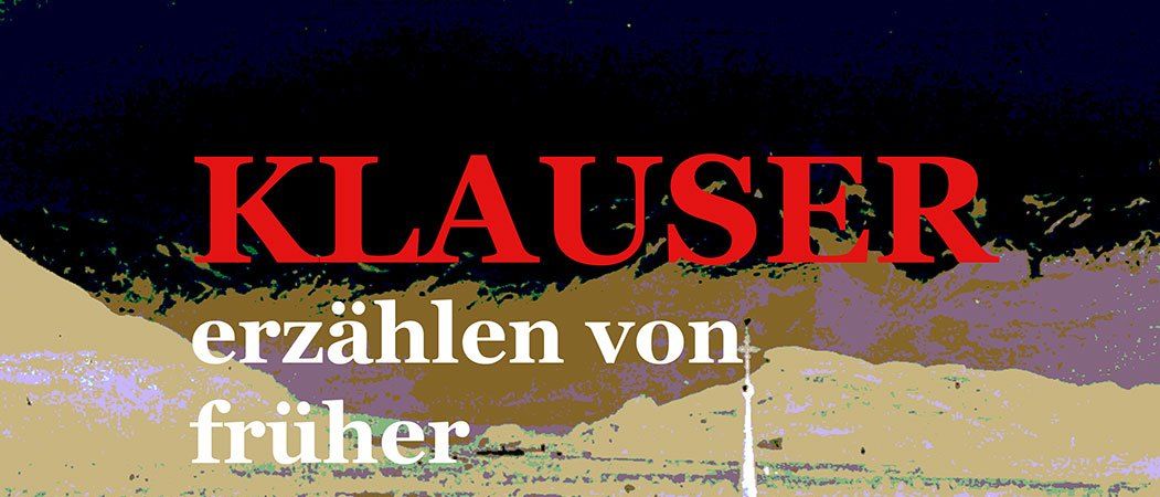 Ein sepia-getöntes Bild eines Dorfes mit einem Kirchturm in der Mitte. Der Text lautet 'Erzählen von früher'. Das Dorf ist von Hügeln und Bäumen umgeben. Ein Logo ist auf der rechten Seite des Bildes sichtbar.