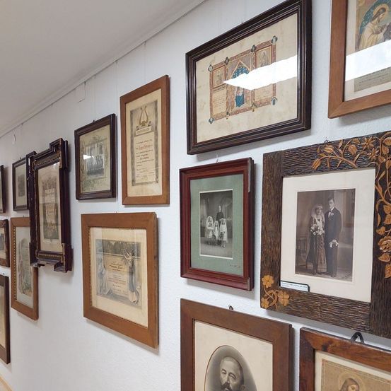 Bild enthält, Person, Art, Art Gallery, Face, Head, Painting