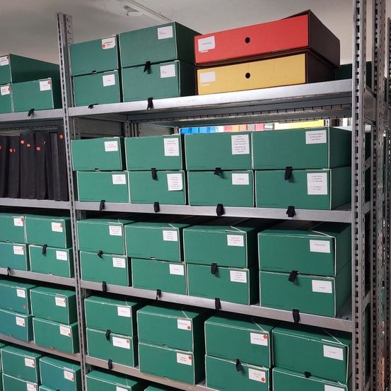 Bild enthält, Architecture, Building, Warehouse, Box, Furniture