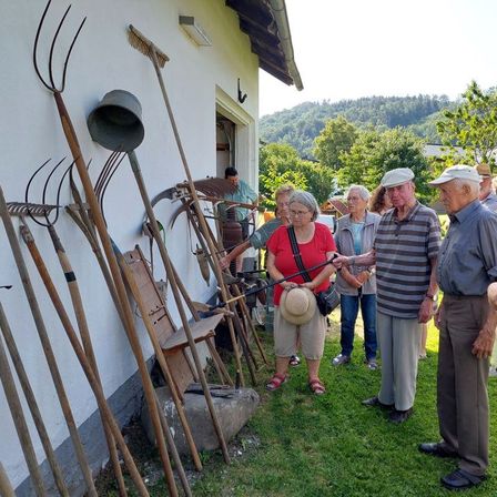 Bild enthält, Adult, Female, Person, Woman, Outdoors, Garden, Nature, Male, Man, Gardening