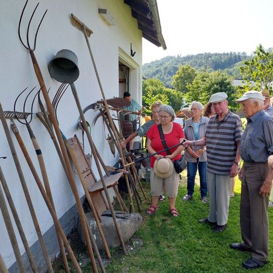 Bild enthält, Adult, Female, Person, Woman, Outdoors, Garden, Nature, Male, Man, Gardening