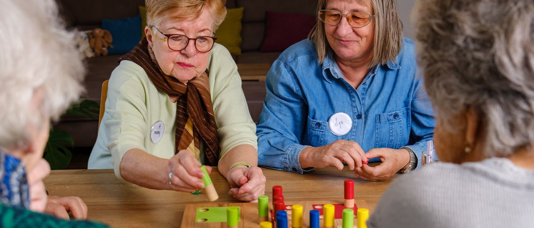 Bild enthält, Adult, Female, Person, Woman, Accessories, Glasses, Face, Head, Finger, Hand