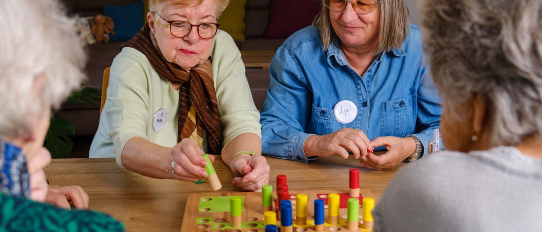 Bild enthält, Adult, Female, Person, Woman, Accessories, Glasses, Face, Head, Finger, Hand