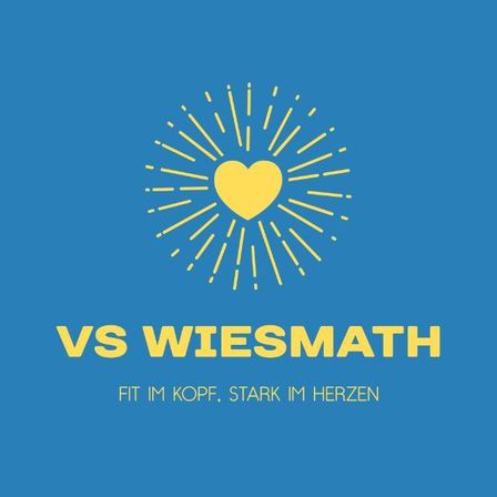 Blaues Poster mit einem gelben Herz in der Mitte, umgeben von Sonnenstrahlen. Unten steht 'VS Wiesmath.' Das Motto 'Fit im Kopf, stark im Herzen' ist ebenfalls zu sehen.