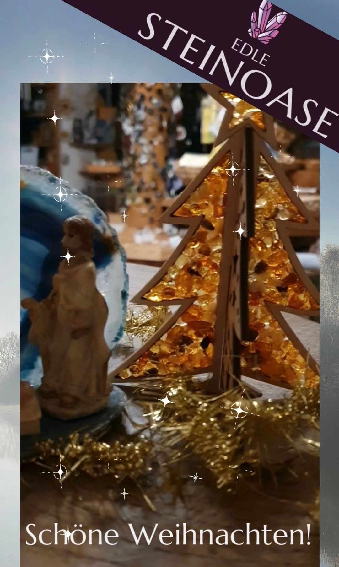 Ein Nahaufnahme eines hölzernen Weihnachtsbaums mit goldenen Kristallblättern, einer Statue und einem blauen Hintergrund.