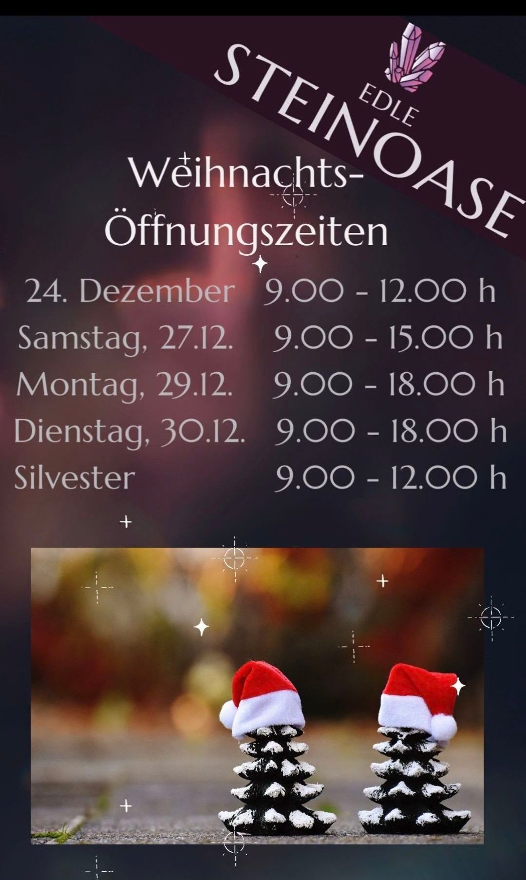 Ein Poster zeigt die Öffnungszeiten zu Weihnachten mit zwei Weihnachtsmützen und einem unscharfen Hintergrund. Die Öffnungszeiten sind für den 24. Dezember, Samstag, Montag, Dienstag und Silvester aufgelistet.