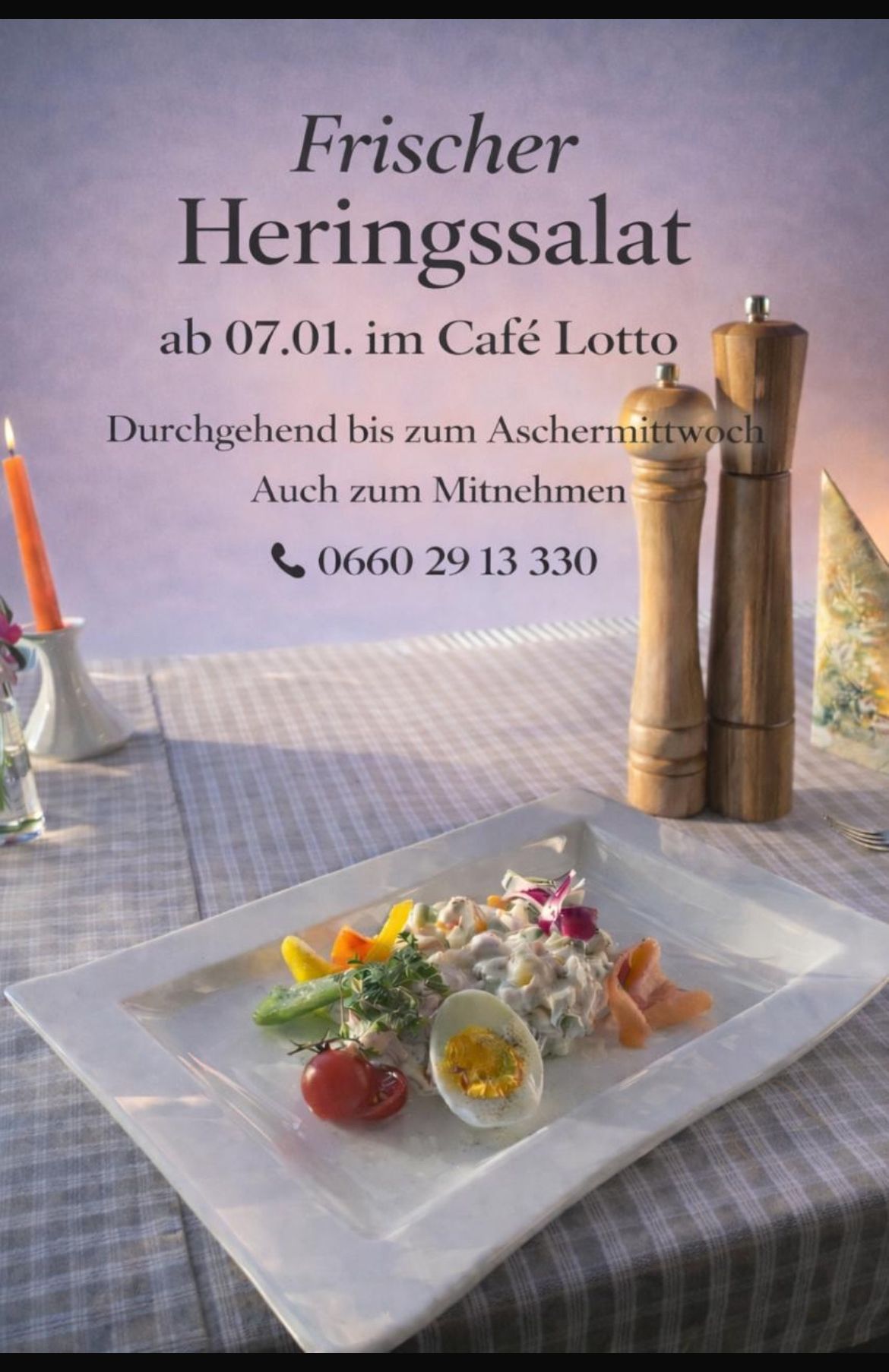Ein Teller mit Heringsalat mit Gemüse und einem halben gekochten Ei steht auf einem Tisch. Eine Speisekarte sagt 'Heringsalat ab 07.01. im Cafe Lotto' mit einer Telefonnummer. Es gibt zwei Salz- und Pfefferstreuer und eine Kerze.