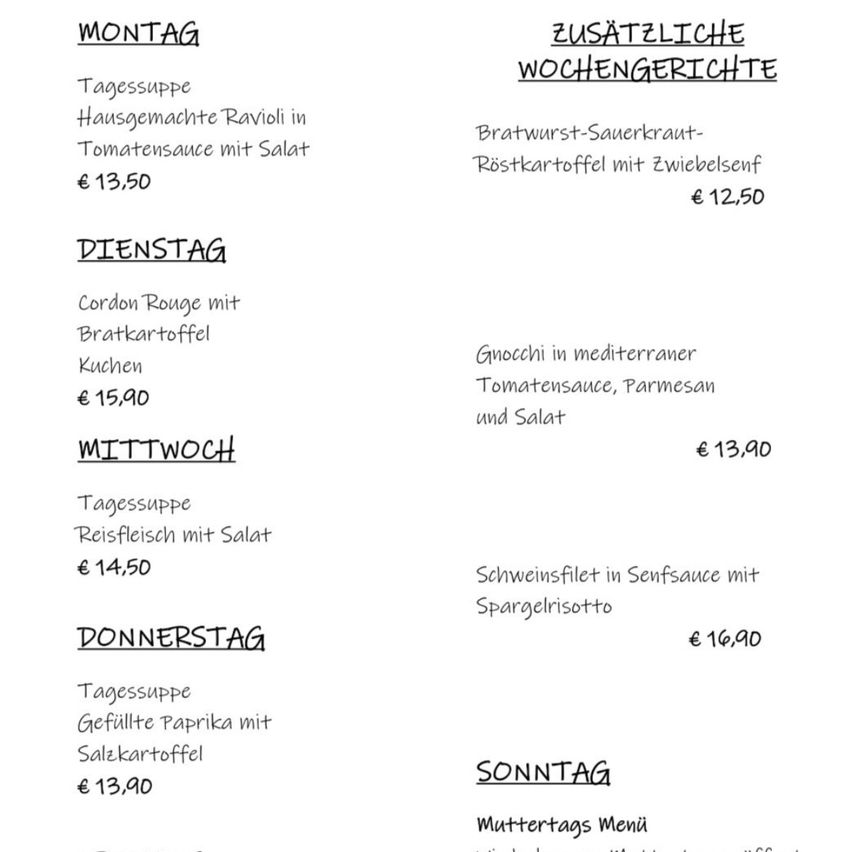 Ein Wochenmenü bietet hausgemachte Ravioli mit Tomatensauce und Salat für €13,50 und Bratwurst mit Sauerkraut und Röstkartoffeln für €12,50 an. Weitere Gerichte umfassen Cordon Rouge mit Bratkartoffeln und Gnocchi in mediterraner Tomatensauce. Die Preise reichen von €13,90 bis €16,90.