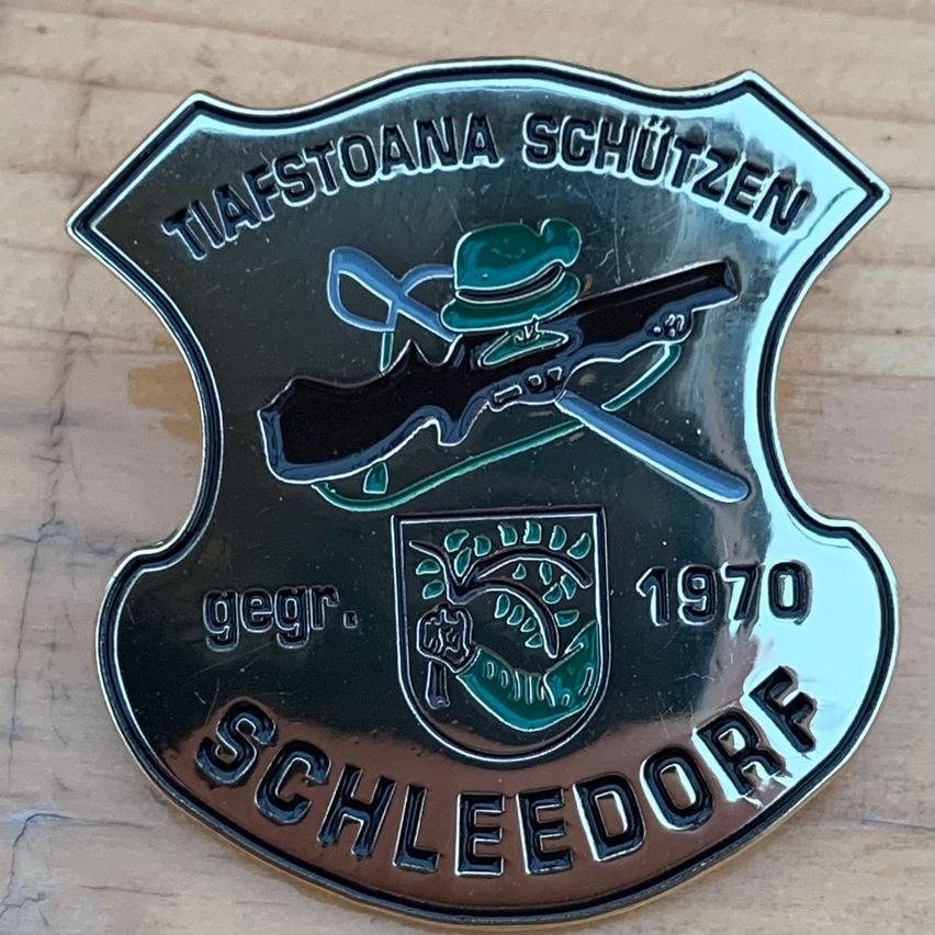 Bild enthält, Badge, Logo, Symbol, Gun, Weapon