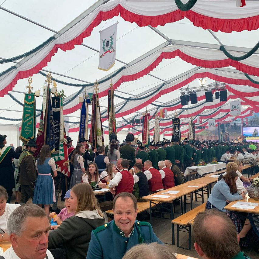 Bild enthält, Urban, People, Person, Restaurant, Adult, Male, Man, Child, Female, Girl