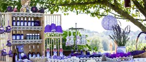 Bild enthält, Purple, People, Person, Flower, Plant, Home Decor, Fun, Lavender, Nature, Outdoors