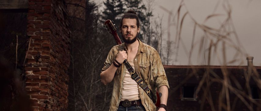 Bild enthält, Pants, Jeans, Firearm, People, Person, Adult, Male, Man, Photography, Portrait