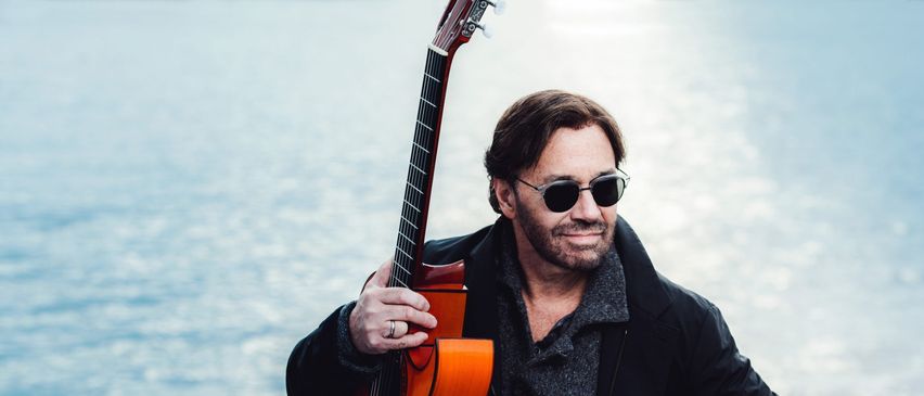 Bild enthält, Guitar, Musical Instrument, Adult, Male, Man, Person, Sunglasses, Performer, Guitarist, Musician