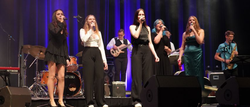 Bild enthält, Stage, Group Performance, Music Band, Person, Adult, Female, Woman, Male, Man, Concert