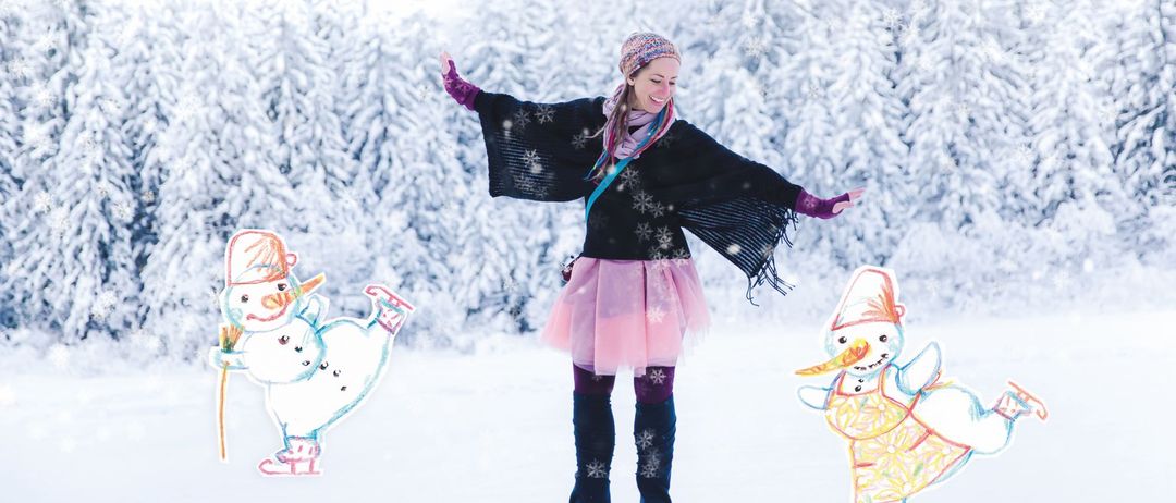 Eine Frau in einem rosa Rock und einer schwarzen Jacke fährt mit ausgestreckten Armen im Schnee Schlittschuh. Schneemänner sind im Schnee gezeichnet.