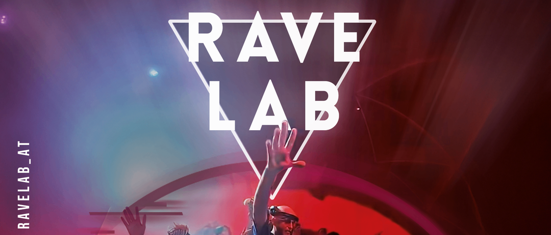 Ein Veranstaltungsposter mit einem DJ in der Mitte, umgeben von tanzenden Menschen. Der DJ hebt die Hände und vor ihm steht ein DJ-Setup. Das Poster hat einen farbenfrohen Hintergrund und enthält die Namen verschiedener DJs.