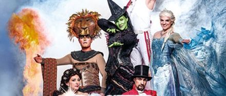 Werbeplakat für das Musical 'Nacht der Musicals' mit Charakteren in Kostümen, darunter eine Hexe, ein Vampir und eine Königin. Der Titel ist fett, mit verschiedenen Musicals darunter.