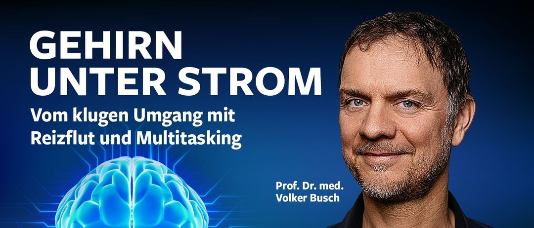 Eine Werbung für ein Buch mit einem lächelnden Mann auf dem Cover. Das Buch heißt 'Brain Power Strom'. Der Mann hat einen Bart und trägt ein schwarzes Hemd. Auf der linken Seite befindet sich eine Illustration eines Gehirns. Das Buch handelt von sozialer Interaktion und Multitasking.