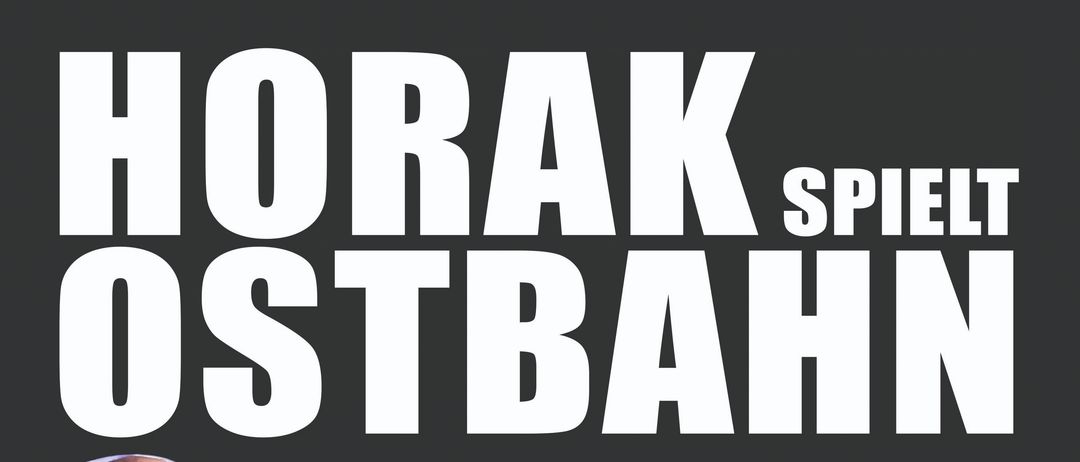 Ein Plakat der Band HORAK mit einem Mann, der singt und eine Gitarre spielt. Hinter ihm sind drei weitere Bandmitglieder. Das Plakat ist in Schwarz und Weiß.