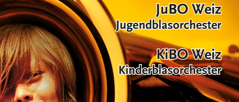 Ein Mädchen schaut durch eine gelbe Trompetenöffnung. Der Text lautet JuBO Weiz Jugendblasorchester KiBO Weiz Kinderblasorchester.