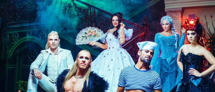 Bild enthält, Pants, Adult, Female, Person, Woman, Male, Man, Staircase, Bride, Groupshot