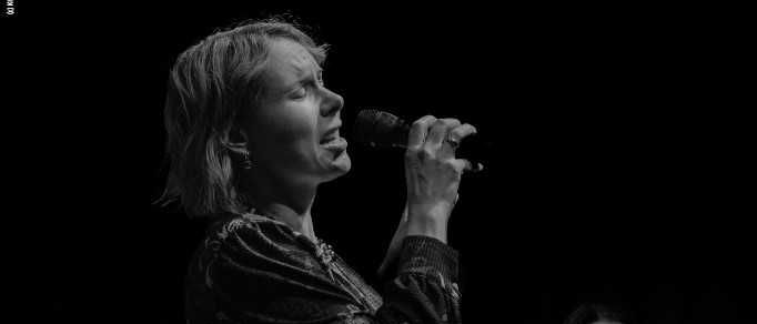 Bild enthält, Adult, Male, Man, Person, Microphone, Female, Woman, Photography, Musical Instrument