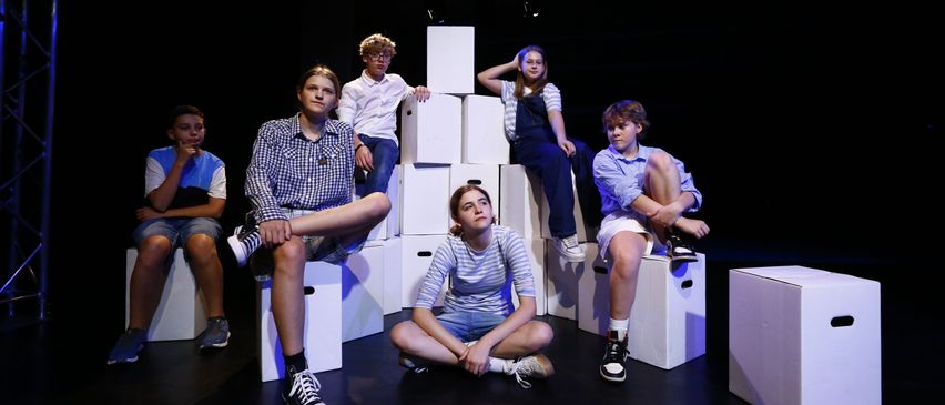 Bild enthält, Stage, Shoe, Female, Girl, Person, Teen, Boy, Male, People, Shorts