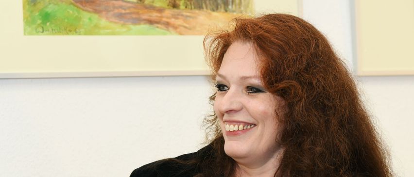 Bild enthält, Head, Person, Photography, Portrait, Adult, Female, Woman, Glasses, Finger, Smile