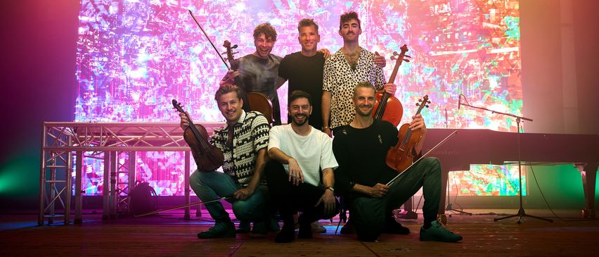 Bild enthält, Stage, Concert, Person, Lighting, Adult, Male, Man, Group Performance, Music Band, Face