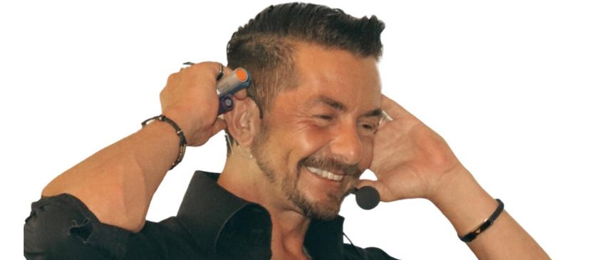 Bild enthält, Photography, Adult, Male, Man, Person, Face, Head, Portrait, Finger, Hairdresser