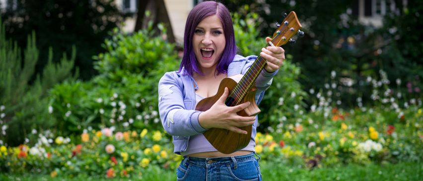 Bild enthält, Guitar, Musical Instrument, Person, Guitarist, Music, Musician, Performer, Jeans, Face, Head