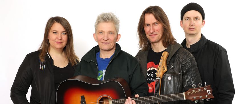 Bild enthält, Adult, Female, Person, Woman, Guitar, Musical Instrument, Male, Man, Jacket, Face