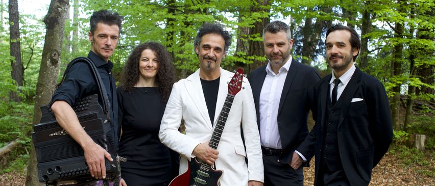 Bild enthält, Adult, Female, Person, Woman, Guitar, Musical Instrument, Male, Man, Suit, Guitarist