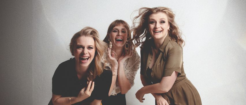 Bild enthält, Dress, Evening Dress, Face, Head, Person, Smile, Adult, Female, Woman, Groupshot