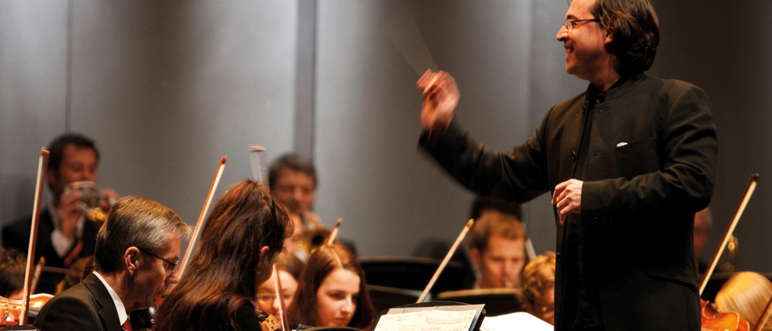 Bild enthält, Indoors, Adult, Female, Person, Woman, Music, Musician, Orchestra, Performer, Man