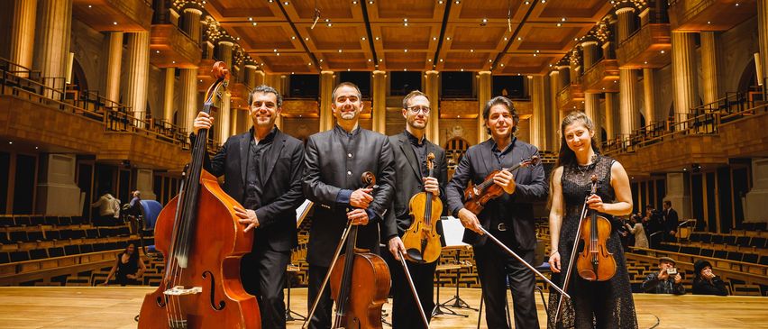 Bild enthält, Adult, Male, Man, Person, Female, Woman, Musical Instrument, Violin, Group Performance, Indoors