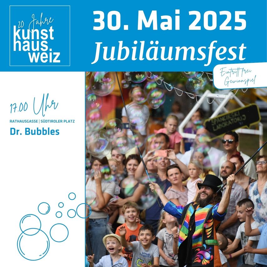 Ein Veranstaltungsplakat für das 20-jährige Jubiläum des Kunsthaus Weiz am 30. Mai 2025. Das Plakat zeigt einen Mann in einem farbenfrohen Kostüm, der mit Seifenblasenstäben auftritt, umgeben von einer begeisterten Menge. Die Veranstaltung trägt den Titel 'Jubiläumsfest' und findet um 17:00 Uhr statt.