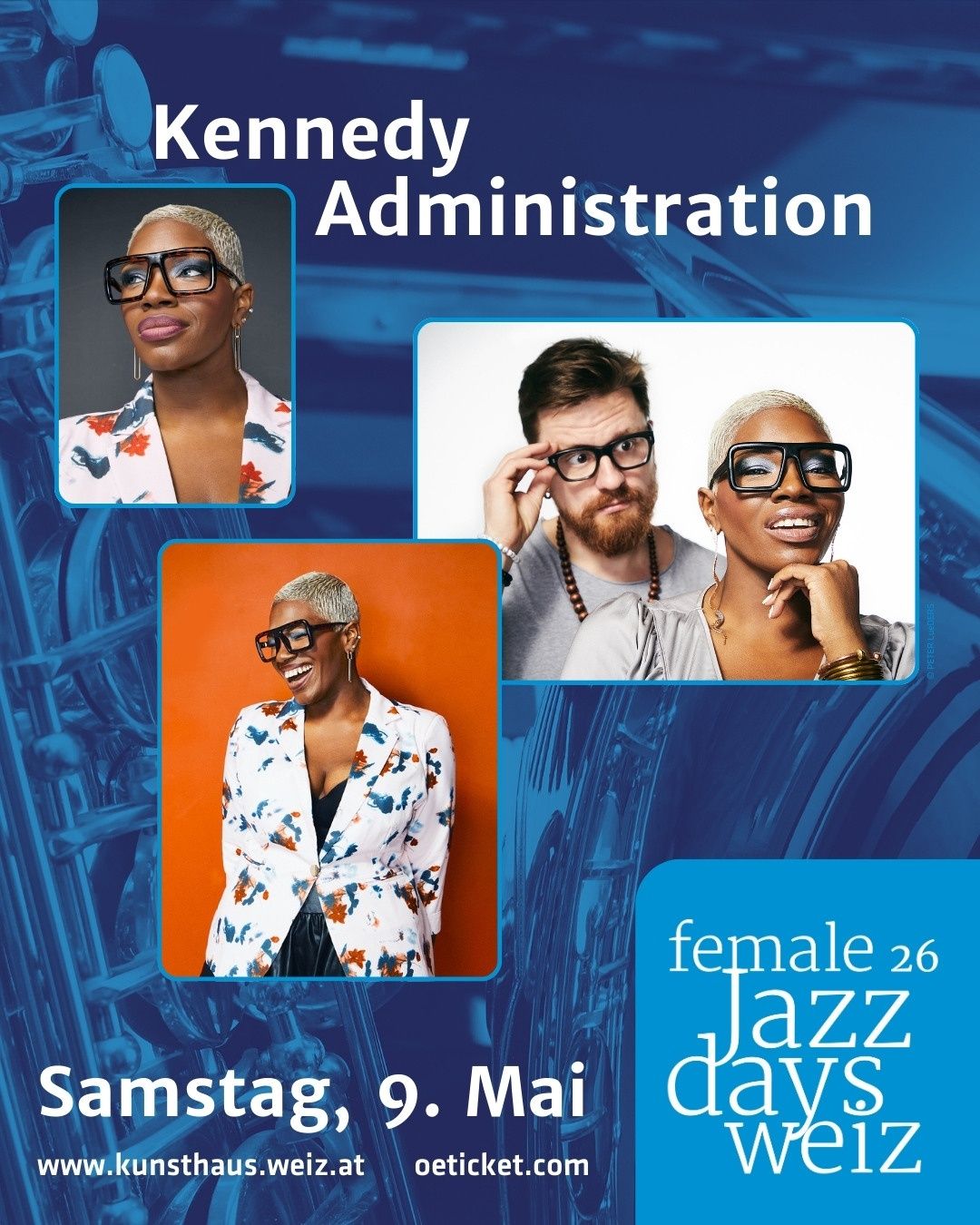 Ein Plakat für Kennedy Administration mit drei Bildern von Menschen. Eine Frau mit Brille auf der linken Seite, ein Mann mit Bart und eine Frau mit Brille in der Mitte und eine lächelnde Frau auf der rechten Seite. Das Plakat hat auch die Worte 'weibliche 26 Jazztage' am unteren Rand.